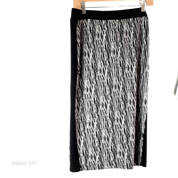 Large Vince Cumuto Maxi Black & White Skirt - Picture 5 of 16
